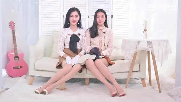[SSA丝社] 评测 NO.132 君君&雪儿 双人开箱国产安幸幻系列无缝油亮丝袜评测视频（下） 9